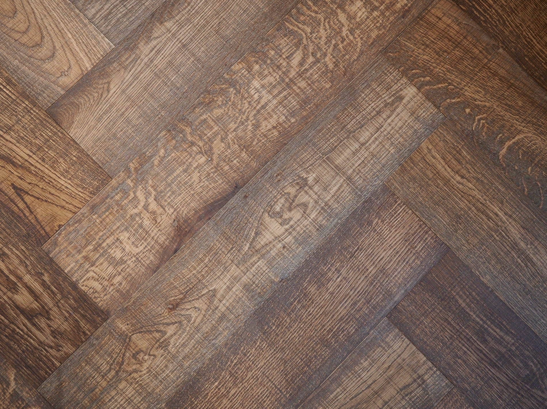 Parkett Fischgrat Eiche angeräuchert braun sägerau geölt