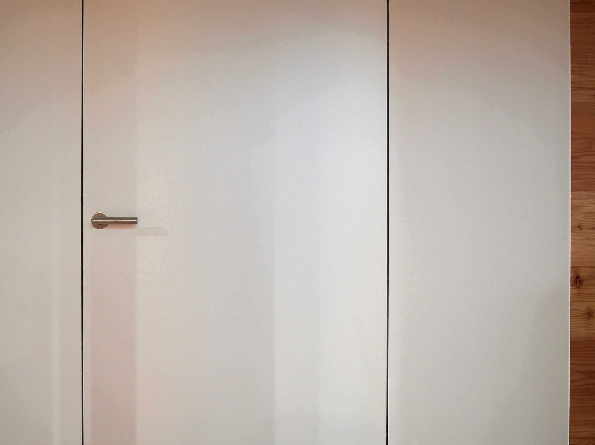 Rahmenlose Tür bündig uni weiss lackiert