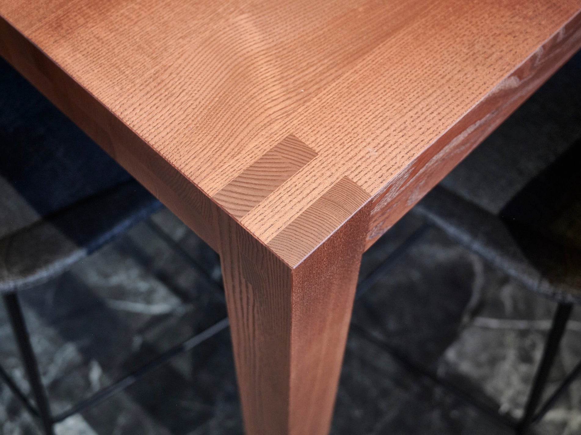 Massivholz Esche Kern rotbraun gebeizt und lackiert